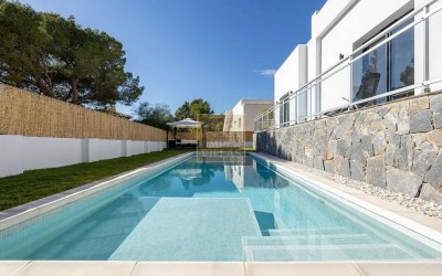 Beautiful modern villa on one level.